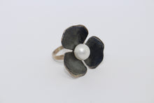 Load image into Gallery viewer, SS Black Flower Ring w Pearl
