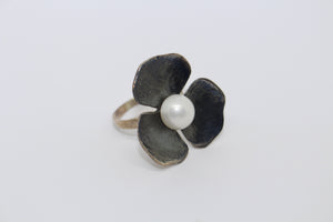 SS Black Flower Ring w Pearl