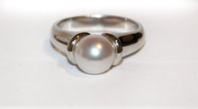 Load image into Gallery viewer, 18ct White Gold White South Sea Pearl Ring
